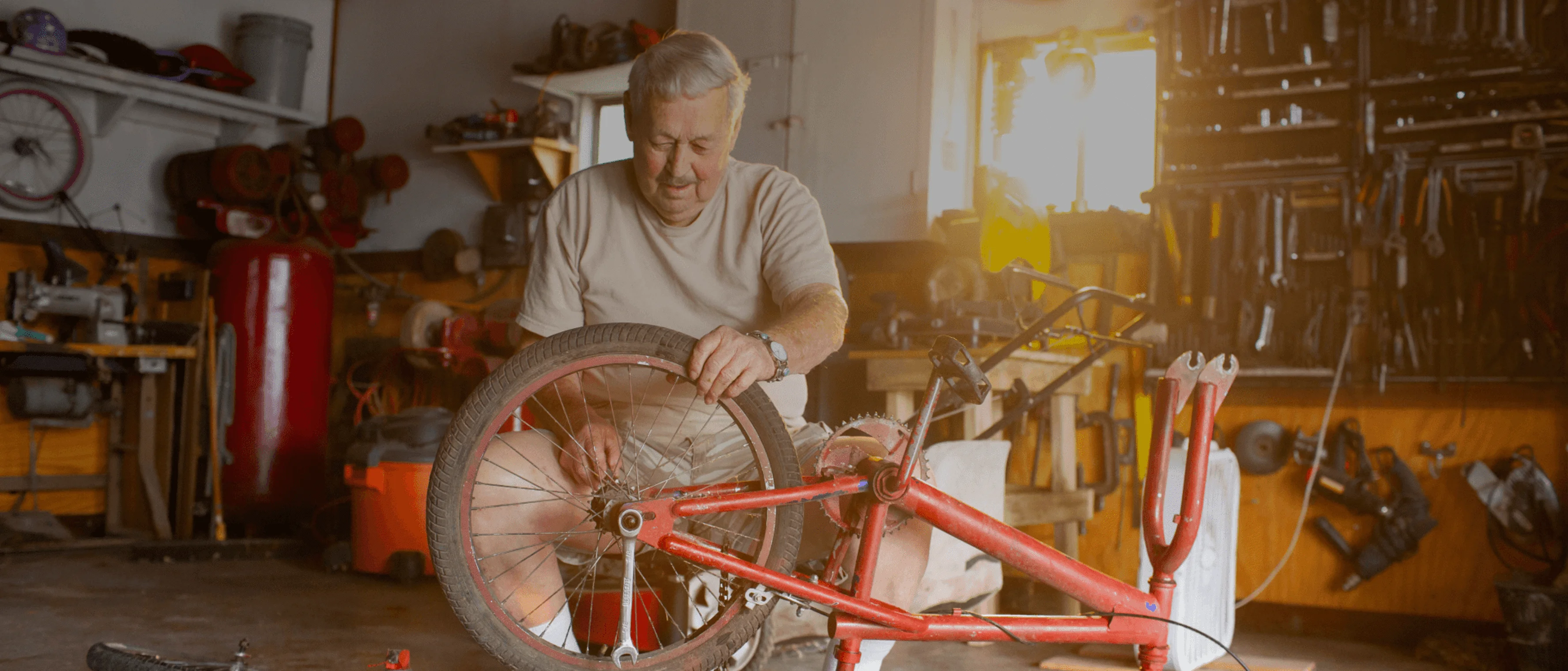 uma pessoa que trabalha em uma bicicleta