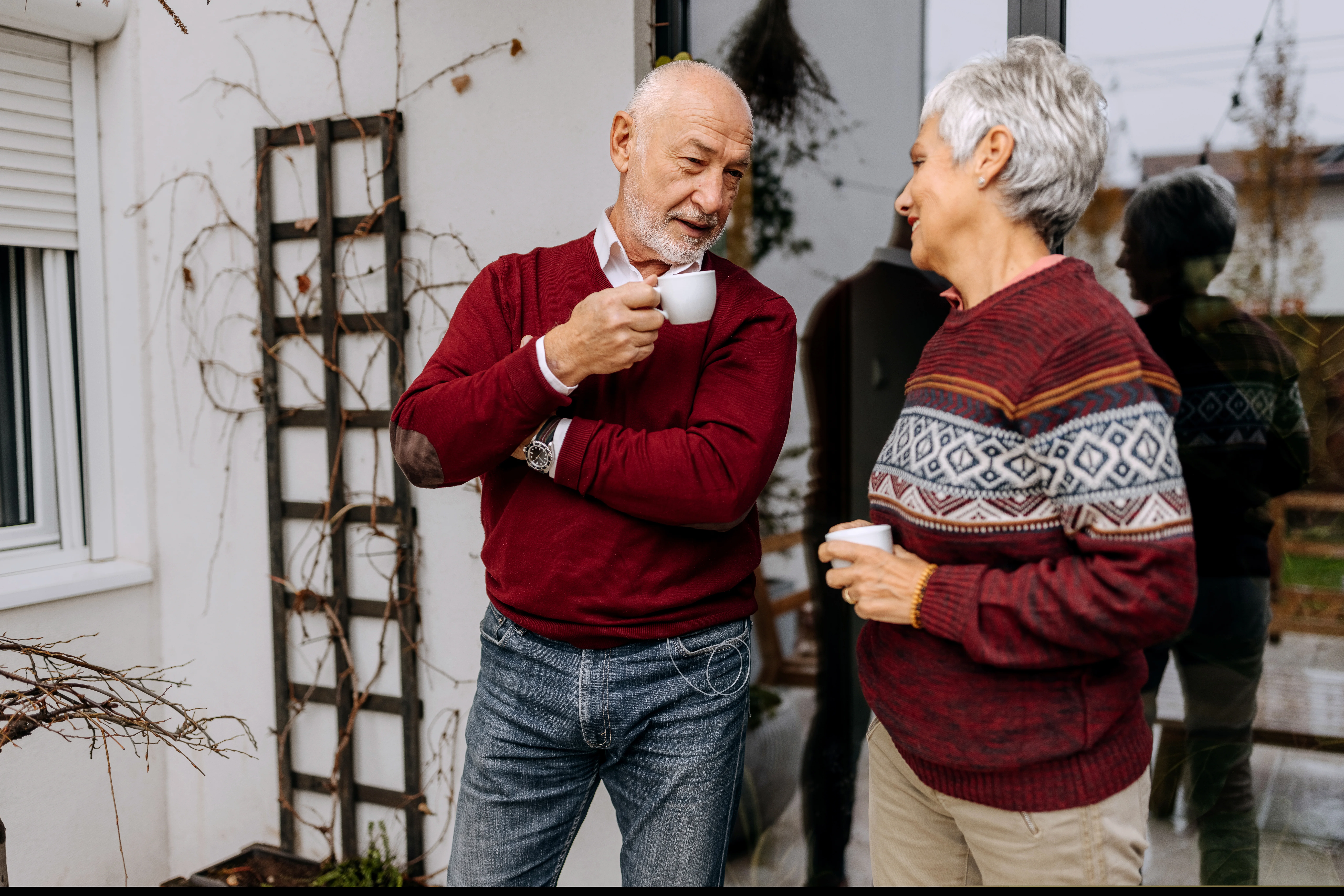 Ein Mann und eine Frau halten Tassen